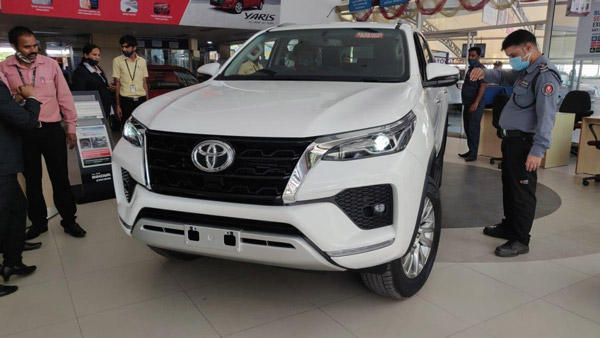 Toyota Fortuner Reaches Dealership: टोयोटा फोरच्यूनर फेसलिफ्ट डीलरशिप पर पहुंची