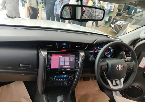 Toyota Fortuner Reaches Dealership: टोयोटा फोरच्यूनर फेसलिफ्ट डीलरशिप पर पहुंची