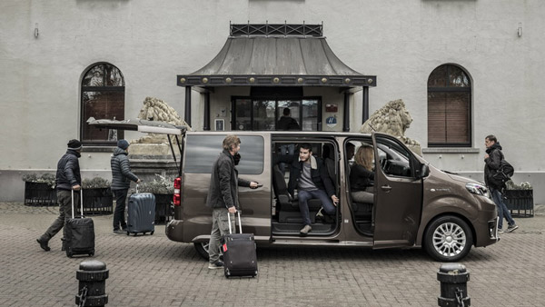 Toyota Proace Electric Van Launched: टोयोटा प्रोऐस इलेक्ट्रिक वैन हुई लाॅन्च, जानें क्या हैं फीचर्स