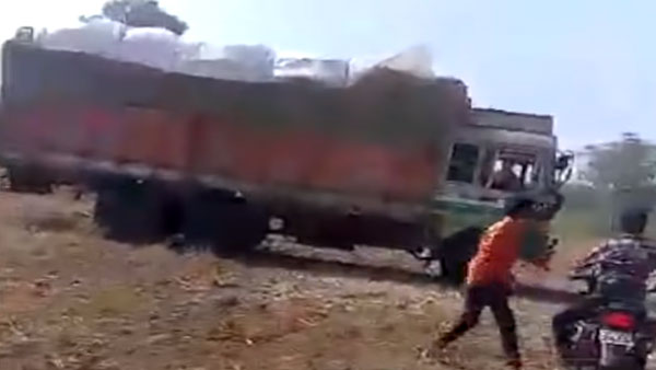 ट्रक ड्राइवर ने 3 किलोमीटर तक रिवर्स गियर में चलाया ट्रक, देखें वीडियो ट्रक ड्राइवर ने 3 किलोमीटर तक रिवर्स गियर में चलाया ट्रक, देखें वीडियो