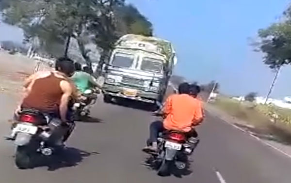 ट्रक ड्राइवर ने 3 किलोमीटर तक रिवर्स गियर में चलाया ट्रक, देखें वीडियो ट्रक ड्राइवर ने 3 किलोमीटर तक रिवर्स गियर में चलाया ट्रक, देखें वीडियो