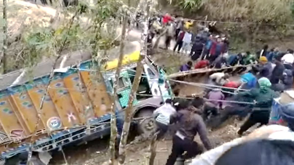 खाई में गिरा ट्रक तो पूरा गांव हुआ निकालने के लिए एकजुट, देखें हैरान करने वाला वीडियो खाई में गिरा ट्रक तो पूरा गांव हुआ निकालने के लिए एकजुट, देखें हैरान करने वाला वीडियो