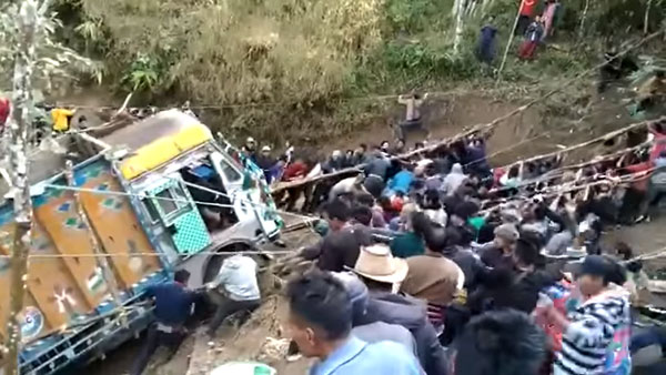 खाई में गिरा ट्रक तो पूरा गांव हुआ निकालने के लिए एकजुट, देखें हैरान करने वाला वीडियो खाई में गिरा ट्रक तो पूरा गांव हुआ निकालने के लिए एकजुट, देखें हैरान करने वाला वीडियो