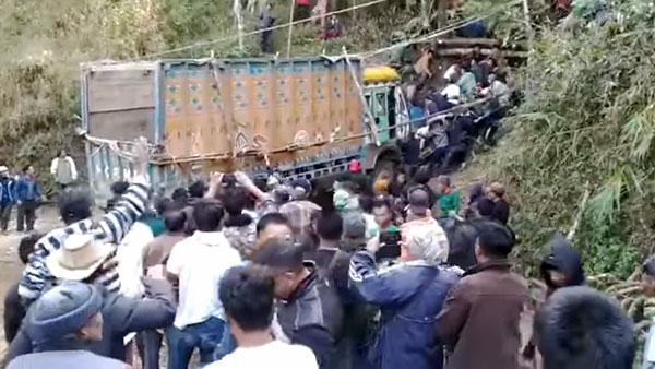 खाई में गिरा ट्रक तो पूरा गांव हुआ निकालने के लिए एकजुट, देखें हैरान करने वाला वीडियो खाई में गिरा ट्रक तो पूरा गांव हुआ निकालने के लिए एकजुट, देखें हैरान करने वाला वीडियो