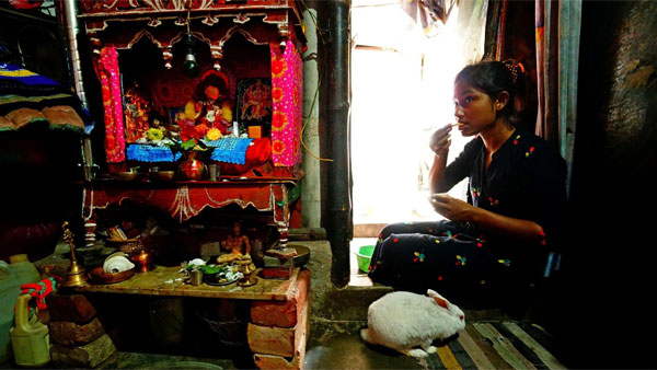 परिवार का खर्च चलाने के लिए बेटी ने थामा स्टीयरिंग, मिलिये सबसे कम उम्र की महिला बस ड्राइवर से