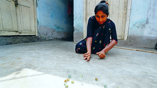 परिवार का खर्च चलाने के लिए बेटी ने थामा स्टीयरिंग, मिलिये सबसे कम उम्र की महिला बस ड्राइवर से