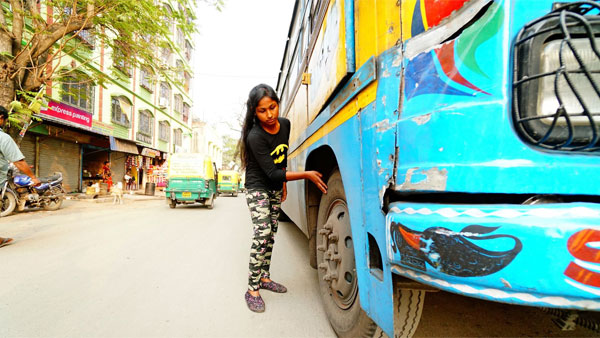 परिवार का खर्च चलाने के लिए बेटी ने थामा स्टीयरिंग, मिलिये सबसे कम उम्र की महिला बस ड्राइवर से