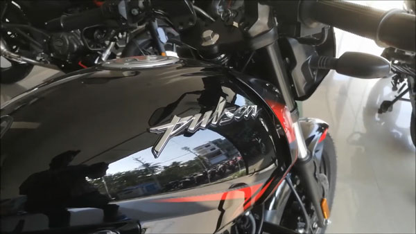 New Bajaj Pulsar 180 Spotted At Dealership: नई बजाज पल्सर 180 डीलरशिप पर पहुंची, जल्द होगी लाॅन्च