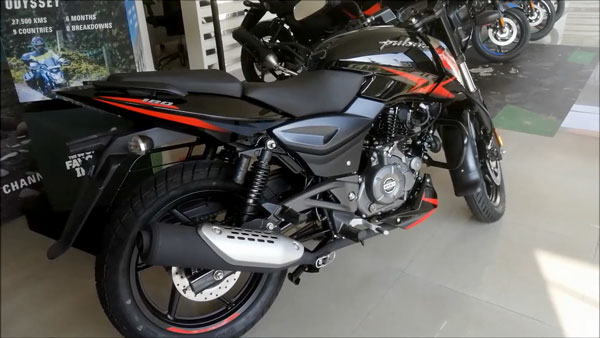 New Bajaj Pulsar 180 Spotted At Dealership: नई बजाज पल्सर 180 डीलरशिप पर पहुंची, जल्द होगी लाॅन्च