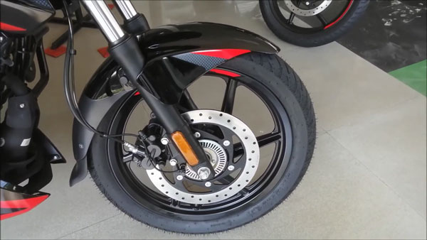 New Bajaj Pulsar 180 Spotted At Dealership: नई बजाज पल्सर 180 डीलरशिप पर पहुंची, जल्द होगी लाॅन्च