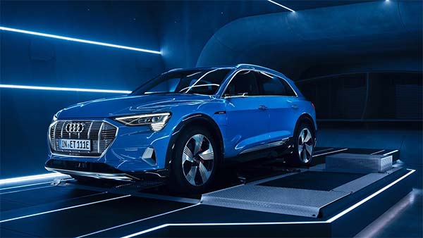 Audi e-Tron New Teaser Released: ऑडी ई-ट्रॉन इलेक्ट्रिक एसयूवी का नया टीजर हुआ जारी, जल्द होगी लाॅन्च