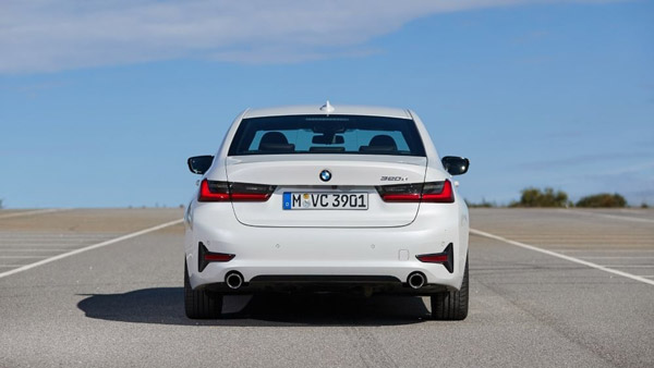 BMW 320d Sport Discontinued: बीएमडब्ल्यू 320डी स्पोर्ट की बिक्री हुई बंद, ऑफिशियल वेबसाइट से हटी