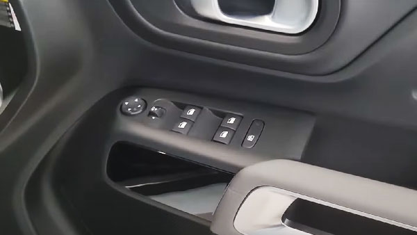 Citroen C5 Aircross At Dealership: सिट्रोन सी5 एयरक्रॉस डीलरशिप पर आई नजर, जल्द होने वाली है लॉन्च