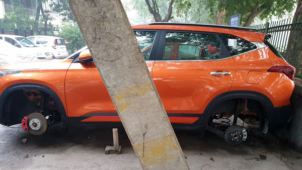 Car Wheel Theft: पुलिस स्टेशन के पास खड़ी कार के चोरों ने निकाले पहिये, सीसीटीवी में कैद हुई वारदात