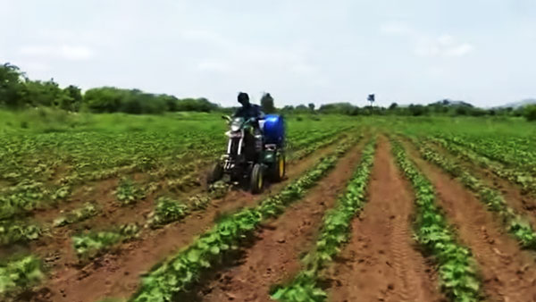 Tractor From Bullet: महाराष्ट्र के किसान ने बुलेट से बना दिया ट्रैक्टर, कर रहे हैं खेती के खर्च में लाखों की बचत