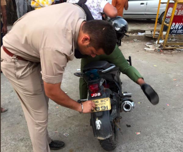 Cast Identity Stickers In Vehicles: गुरुग्राम पुलिस जातिसूचक स्टीकर लगे वाहनों पर होगी सख्त