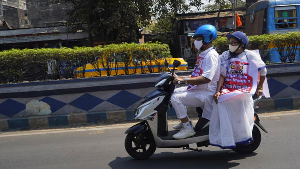 Mamta Banerjee On Electric Scooter: पश्चिम बंगाल की सीएम ने इलेक्ट्रिक स्कूटर पर बैठ निकाली रैली, जानें क्यों