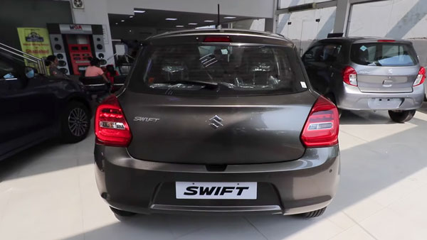 2021 Maruti Swift ZXi+ First Look: नई मारुति स्विफ्ट ए़डएक्सआई+ डीलरशिप पर आई नजर, देखें वीडियो