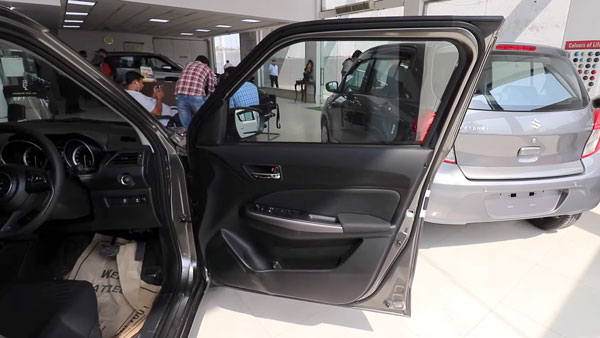 2021 Maruti Swift ZXi+ First Look: नई मारुति स्विफ्ट ए़डएक्सआई+ डीलरशिप पर आई नजर, देखें वीडियो