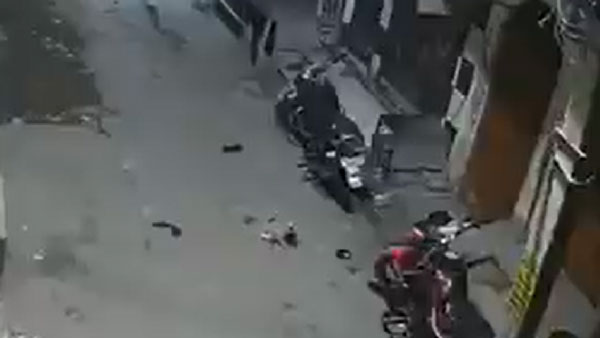 घर के सामने खड़ी बाइक जब चलने लगी अपने आप, वीडियो देख लोगों ने कहा यह