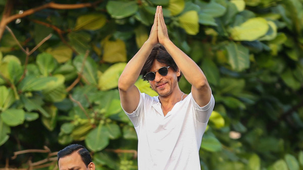 अपनी 15 साल पुरानी दुर्लभ लेक्सस कन्वेर्टेबल के साथ नजर आए किंग खान, देखें वीडियो