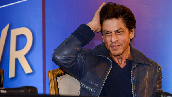 अपनी 15 साल पुरानी दुर्लभ लेक्सस कन्वेर्टेबल के साथ नजर आए किंग खान, देखें वीडियो