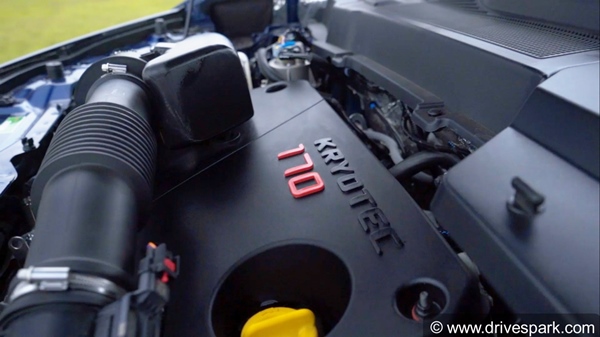  2021 टाटा सफारी रिव्यू: परफॉर्मेंस, हैंडलिंग, डिज़ाइन