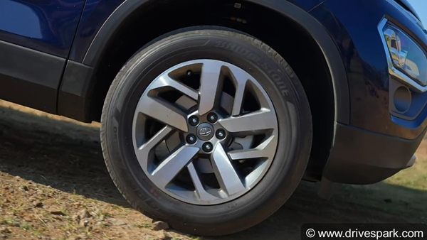  2021 टाटा सफारी रिव्यू: परफॉर्मेंस, हैंडलिंग, डिज़ाइन