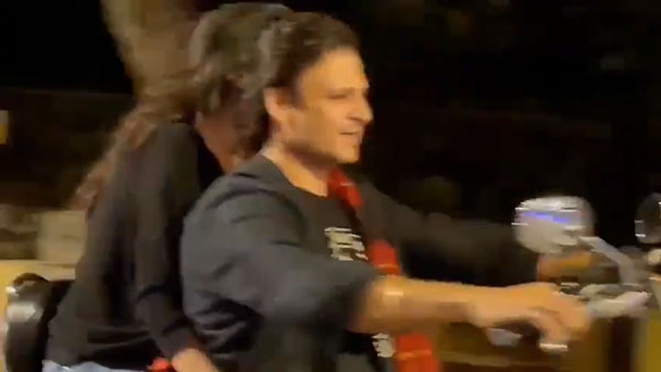 Vivek Oberio Shows Challan Receipt: विवेक ओबेरॉय ने कहा, “पावती कट गई है”, दिखाया बाइक का चालान Vivek Oberio Shows Challan Receipt: विवेक ओबेरॉय ने कहा, “पावती कट गई है”, दिखाया बाइक का चालान