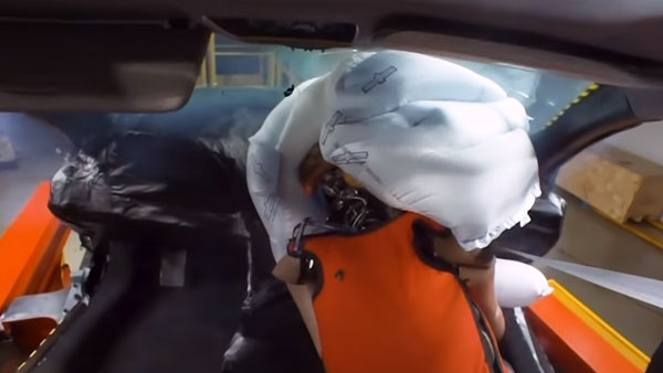 Dual Airbags Made Mandatory For Cars: कार में अब दो एयरबैग होंगे जरूरी, बढ़ेगी यात्रियों की सुरक्षा