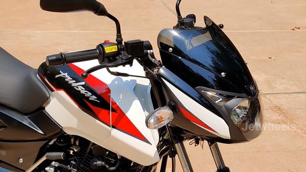 2021 Bajaj Pulsar 150 New Color Option: बजाज पल्सर 150 नए सफ़ेद रंग विकल्प में डीलरशिप पर आई नजर, जल्द होगी लॉन्च