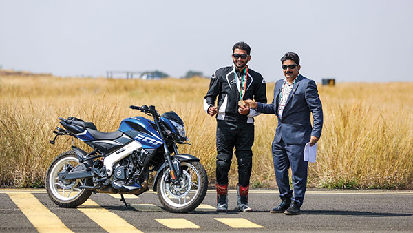 Pulsar NS200 Sets New Indian Record: पल्सर एनएस200 के नाम हुआ सबसे तेज 400 मीटर व्हीली का रिकॉर्ड