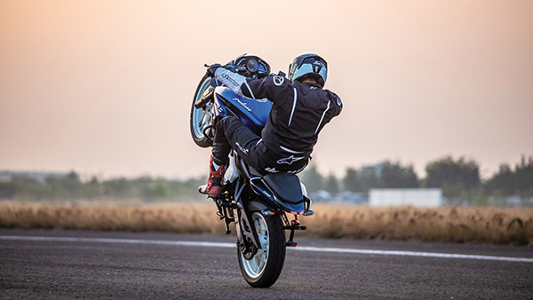 Pulsar NS200 Sets New Indian Record: पल्सर एनएस200 के नाम हुआ सबसे तेज 400 मीटर व्हीली का रिकॉर्ड