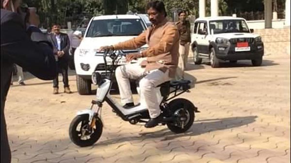 Villager Builds Cheap Electric Bike: गांव के लड़के ने बनाई सस्ती इलेक्ट्रिक बाइक, पैडल चलाने से भी होती है चार्ज