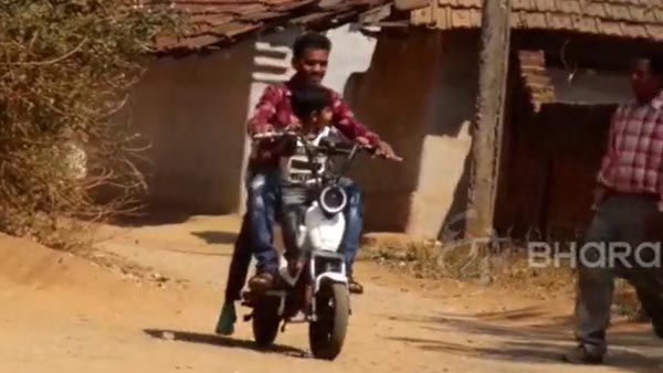 Villager Builds Cheap Electric Bike: गांव के लड़के ने बनाई सस्ती इलेक्ट्रिक बाइक, पैडल चलाने से भी होती है चार्ज