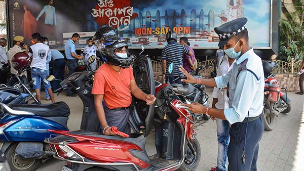 Cop Fining Vehicles Without Rear View Mirror: रियर व्यू मिरर न होने पर कटेगा चालान, जानिए क्यों है जरूरी