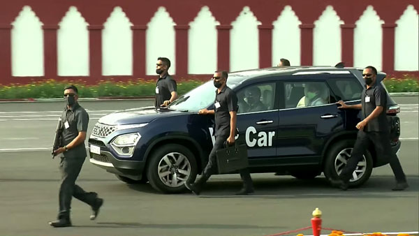 New Tata Safari Used By CSIF: सीआईएसएफ के ड्रिल में टाटा सफारी ने दिखाया अपना जलवा, देखें वीडियो New Tata Safari Used By CSIF: सीआईएसएफ के ड्रिल में टाटा सफारी ने दिखाया अपना जलवा, देखें वीडियो