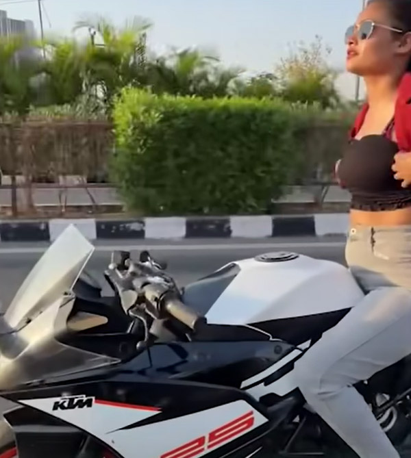 Girl Arrested After Stunt Video Goes Viral: इस लड़की का बाइक स्टंट वीडियो हुआ वायरल, पुलिस ने पकड़ा