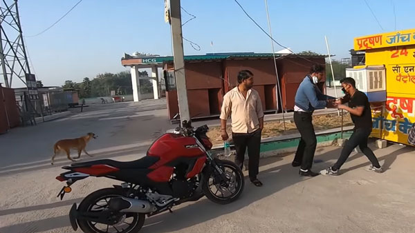 Helmet Saved Biker During Collision: कार से हुई जोरदार टक्कर, हेलमेट ने बचाई बाइकर की जान , देखें वीडियो