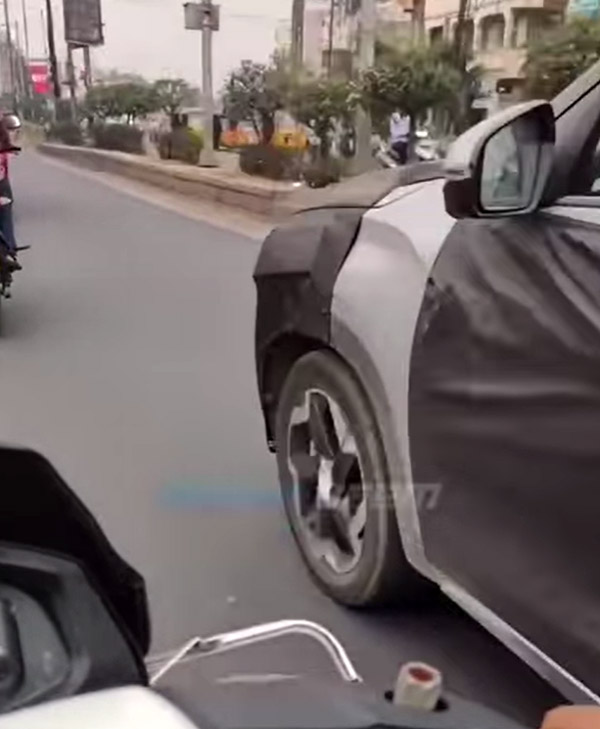 Hyundai Alcazar Spotted Testing: हुंडई की अल्काजार टेस्टिंग के दौरान आई नजर, मई में हो सकती है लॉन्च