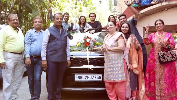 Son Surprises Father With Kia Seltos: बेटे ने पिता के जन्मदिन पर गिफ्ट की किया सेल्टोस कार, देखें वीडियो