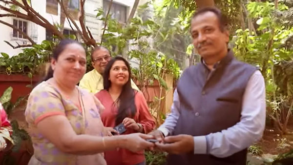 Son Surprises Father With Kia Seltos: बेटे ने पिता के जन्मदिन पर गिफ्ट की किया सेल्टोस कार, देखें वीडियो