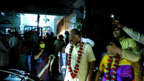 बच्चों ने माता-पिता की शादी की 25वीं सालगिरह पर गिफ्ट की नई किया सॉनेट कार, देखें वीडियो बच्चों ने माता-पिता की शादी की 25वीं सालगिरह पर गिफ्ट की नई किया सॉनेट कार, देखें वीडियो