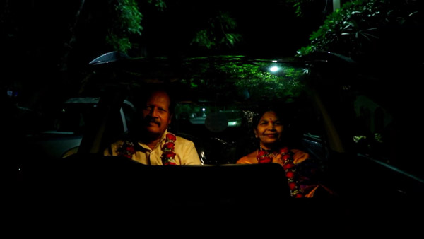 बच्चों ने माता-पिता की शादी की 25वीं सालगिरह पर गिफ्ट की नई किया सॉनेट कार, देखें वीडियो बच्चों ने माता-पिता की शादी की 25वीं सालगिरह पर गिफ्ट की नई किया सॉनेट कार, देखें वीडियो