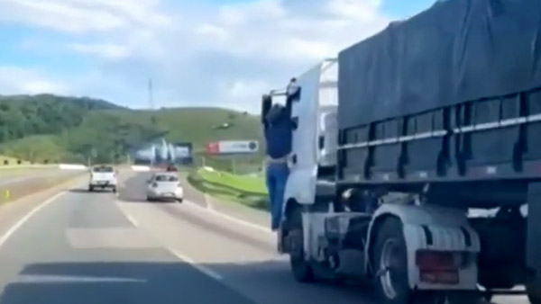 Lorry Driver Clings Biker For 40 Kms: लॉरी ड्राइवर ने बाइक को मारी टक्कर, बाइकर को 40 किमी तक घसीटा