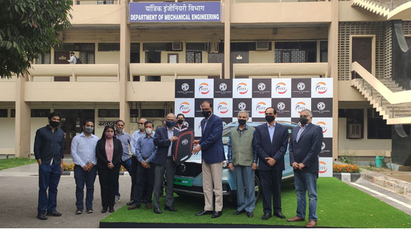 MG ZS EV Donated To IIT Delhi: एमजी ने आईआईटी दिल्ली जेडएस ईवी कार की दान, स्टूडेंट ऑटोनोमस तकनीक पर करेंगे रिसर्च