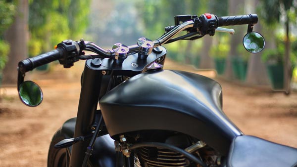 Royal Enfield Bike Modification: रॉयल एनफील्ड बाइक को मॉडिफाई कर बनाया लो-राइडर क्रूजर, देखें तस्वीरें