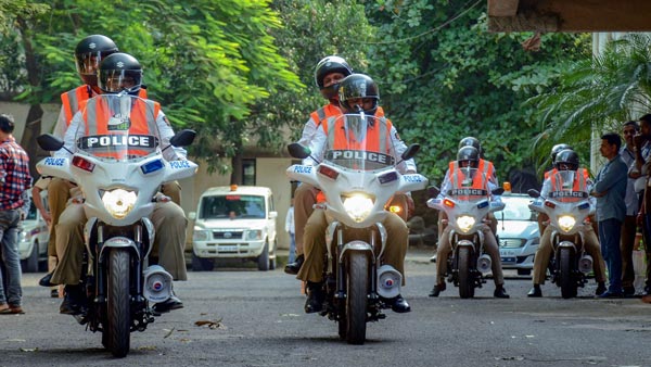 ट्रैफिक फाइन देने को नहीं थे पैसे, महिला ने गुस्से में पुलिस को सौंपा अपना मंगलसूत्र