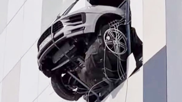 Porsche Macan Loses Control: पोर्शे मैकान बिल्डिंग की दीवार तोड़कर आई बाहर, देखें वीडियो Porsche Macan Loses Control: पोर्शे मैकान बिल्डिंग की दीवार तोड़कर आई बाहर, देखें वीडियो