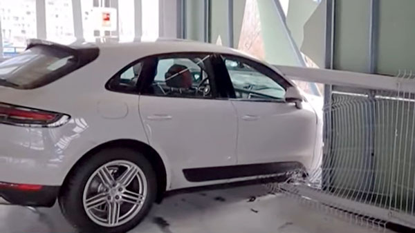 Porsche Macan Loses Control: पोर्शे मैकान बिल्डिंग की दीवार तोड़कर आई बाहर, देखें वीडियो Porsche Macan Loses Control: पोर्शे मैकान बिल्डिंग की दीवार तोड़कर आई बाहर, देखें वीडियो
